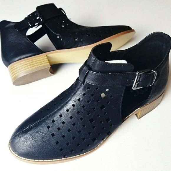 𝅺NEW! JOURNEE COLLECTION Perforated Ankle Boots Booties 10. - Picture 1 of 8